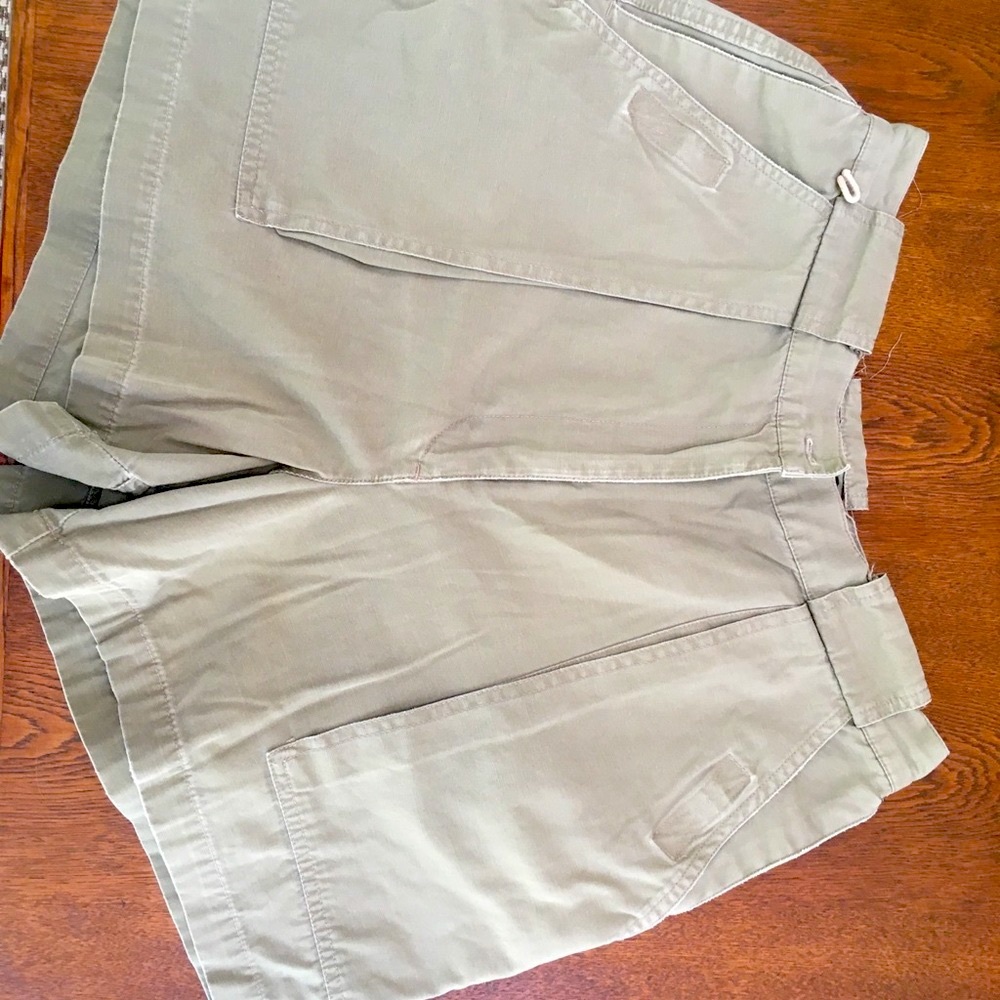Timberland taupe cargo shorts. Size 14. Double front pockets -front(4). 2 inback